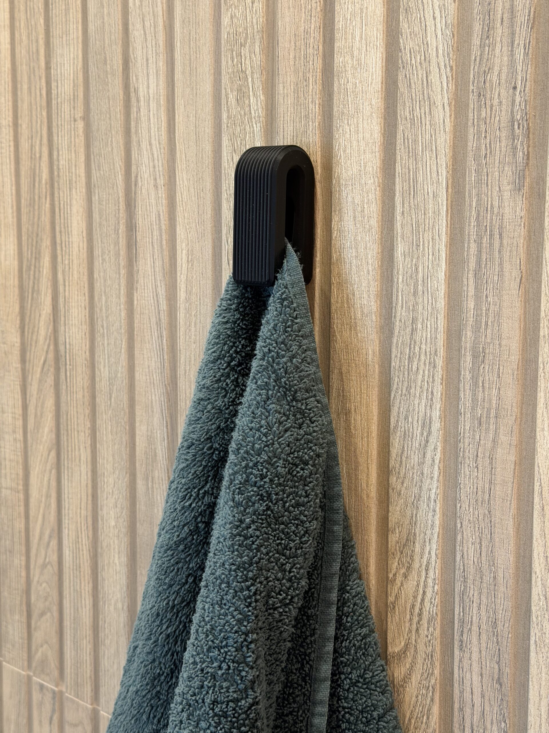 Wieszak grawitacyjny na ręcznik, karmel/latte - obrazek 2